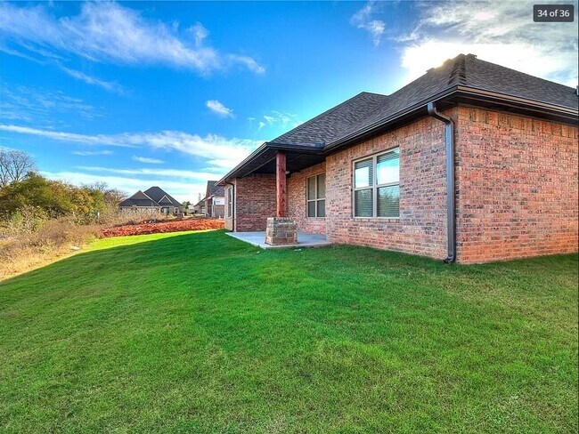 Building Photo - 2605 NE 14th St