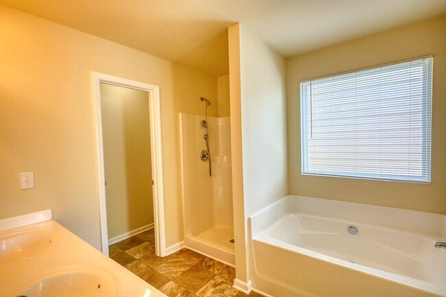 Building Photo - Charming 3BR House in Hampton