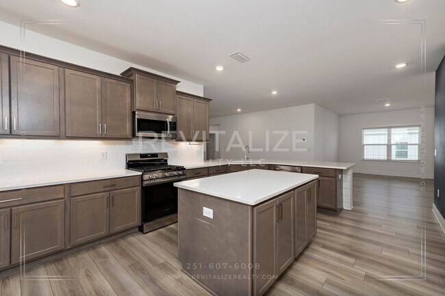 Building Photo - Charming Gold Fortified Home in Live Oak E...