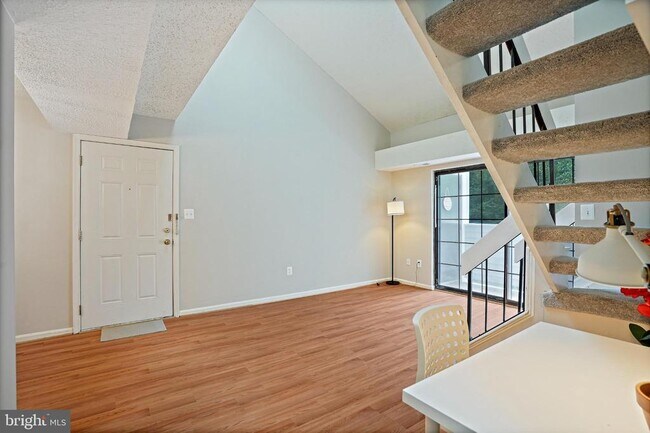 Building Photo - 1605 Carriage House Terrace