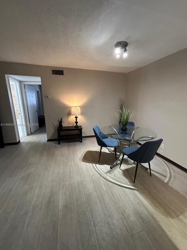 Building Photo - 541 Blue Heron Dr