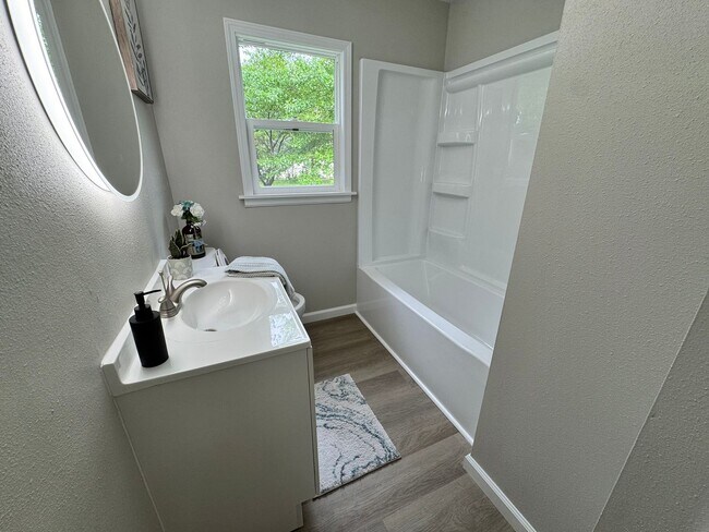 Building Photo - Remodeled 3 bed, 1 bath home for rent in Waterloo