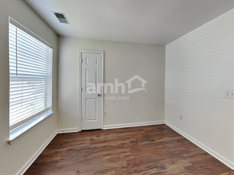 Building Photo - 16 Hawkesbury Rd