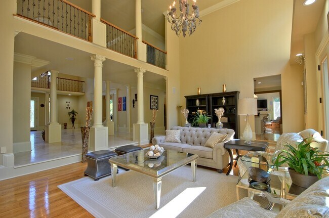 Building Photo - 335 Birkdale Dr