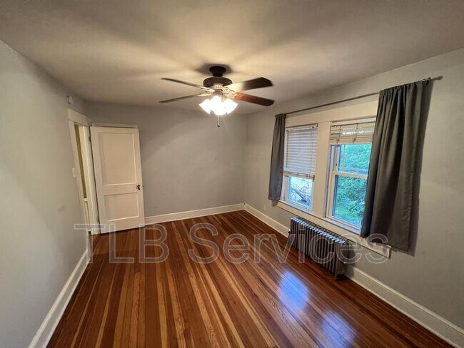 Building Photo - 519 School St