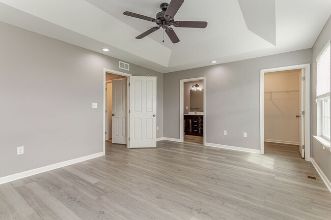 Building Photo - Welcome to this charming 3 bedroom, 2.5 ba...