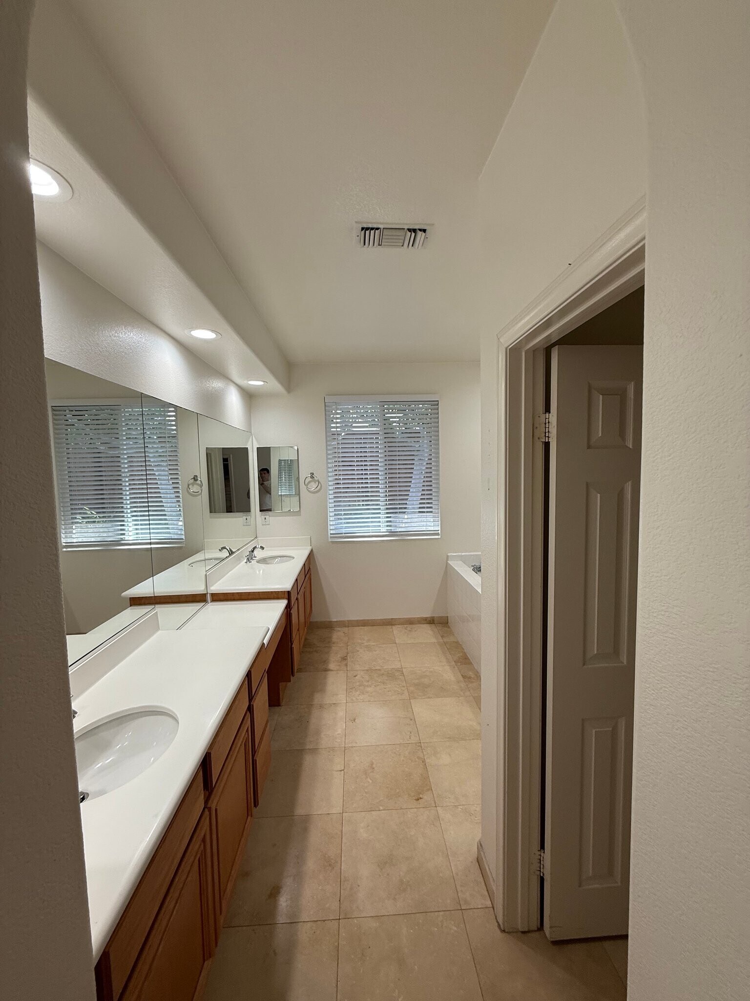 Building Photo - 556 Rocking Horse Dr