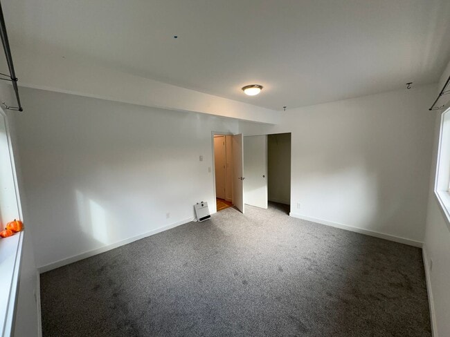 Building Photo - Stylish 4-Bed, 3-Bath Home in South Seattle