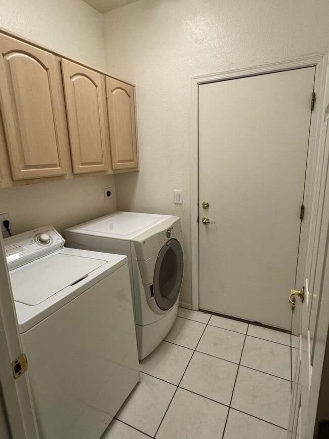 Building Photo - GORGEOUS 3 BEDROOM 2 BATH CUL DE SAC HOME FOR RENT