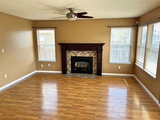 Building Photo - Modern 4 Bedroom 3 Bath Close to Marina Suisun City *Star Rentals