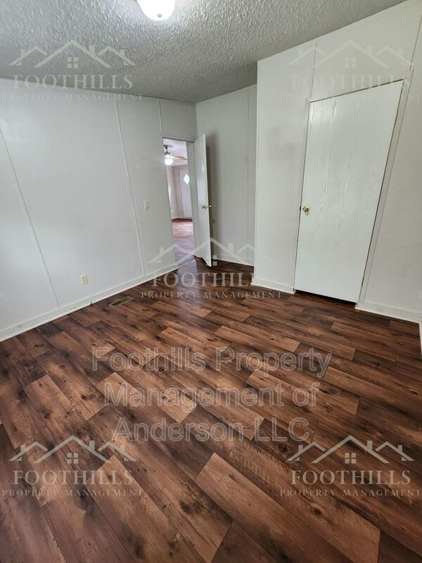 Building Photo - 104 Hickory Forest Dr