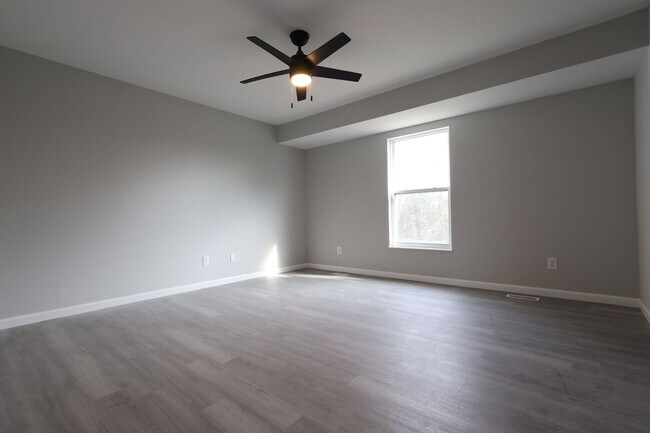 Building Photo - Beautiful 3 Bed 2.5 Bath w/2 Car Oversized Garage