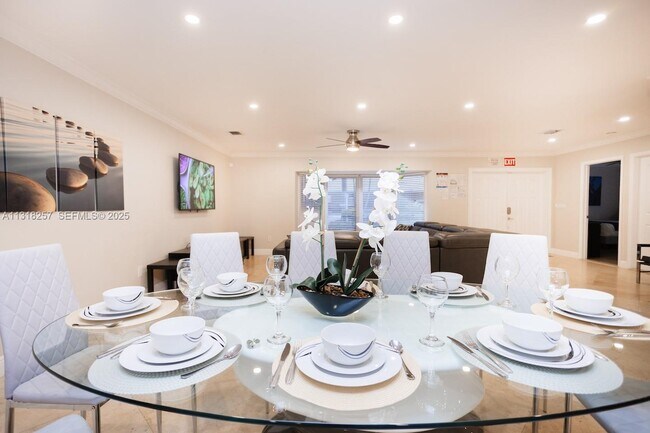 Building Photo - 833 Washington St