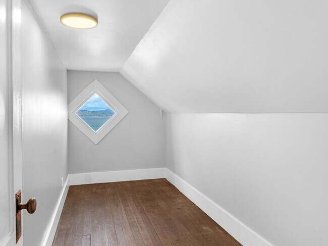 Building Photo - Beautiful, Newly Renovated Franklin House