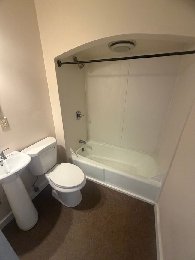 Building Photo - 3 Bed 1 Bath with 2 car garage