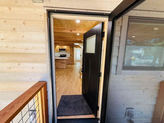 Building Photo - 3 bed 2 bath home for rent in South Lake Tahoe
