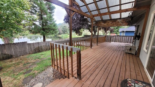 Building Photo - 310 Village Dr