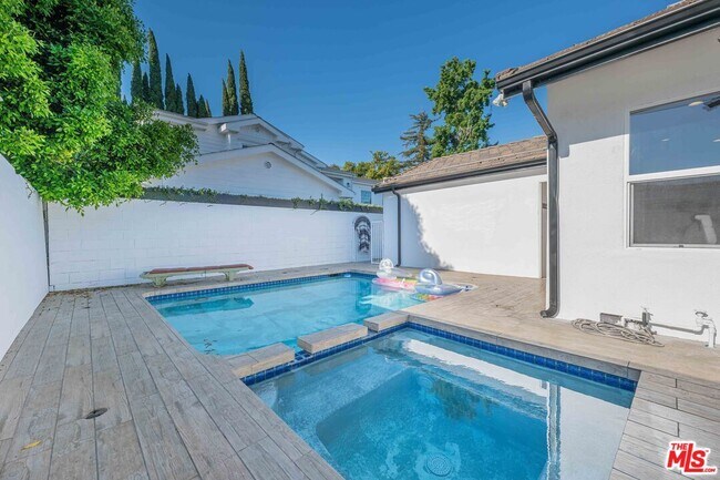 Building Photo - 5515 Longridge Ave