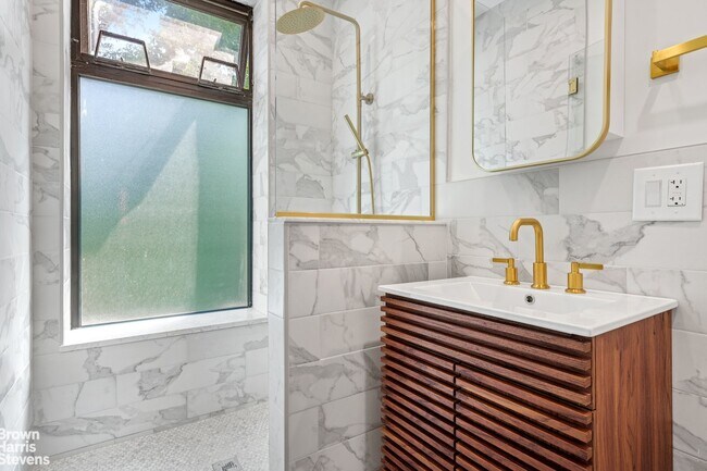 Building Photo - Renovated Sun-filled Duplex in BedStuy