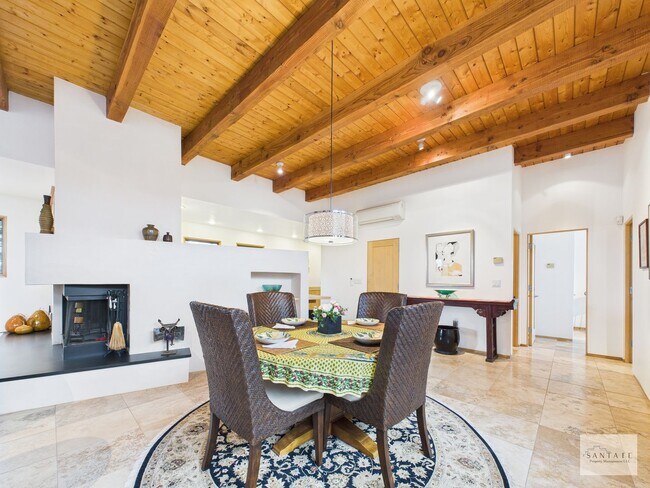 Building Photo - Stylish Home in Eldorado | Furnished or Un...