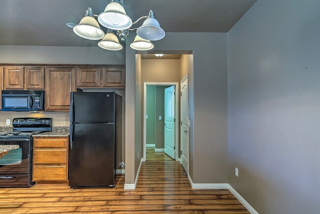 Building Photo - Beautiful Coral Canyon Home with Modern Up...