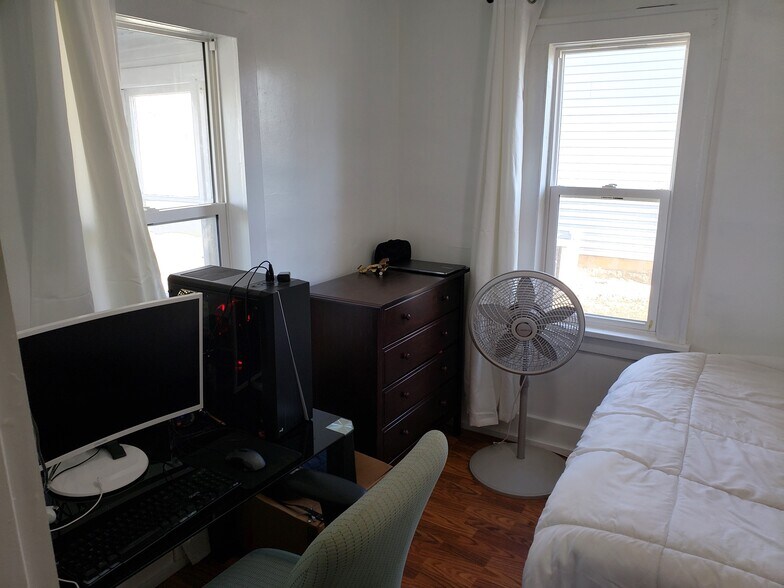 Main bedroom - 25 22nd St SE