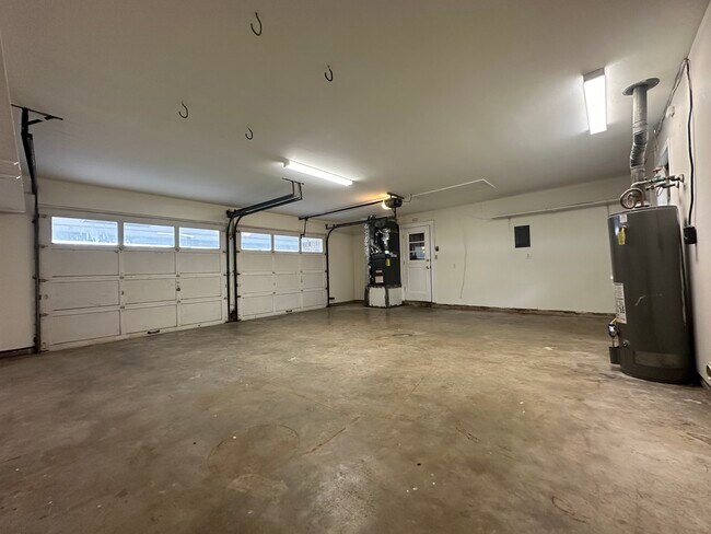 Building Photo - 711 E Locust Ave