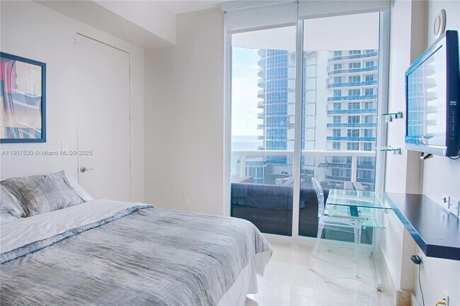 Building Photo - 15901 Collins Ave