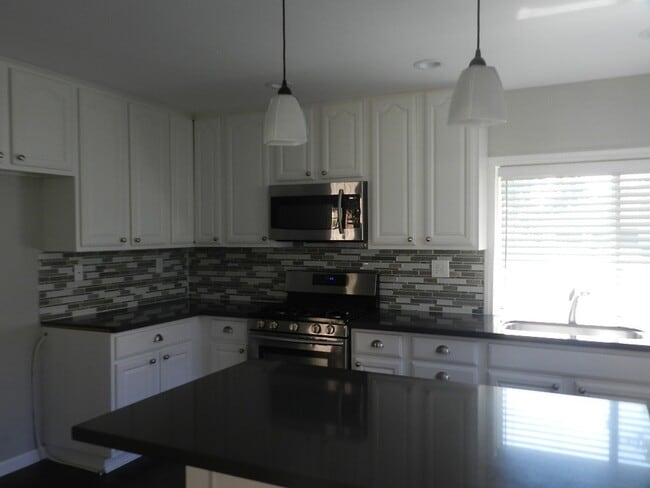 Building Photo - WONDERFUL SINGLE STORY HOUSE WITH LARGE YARD, GREAT LOCATION!