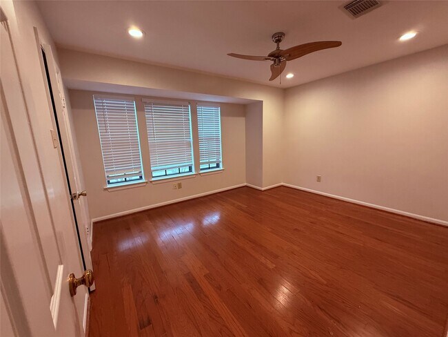 Building Photo - 6810 Redwood Falls Dr