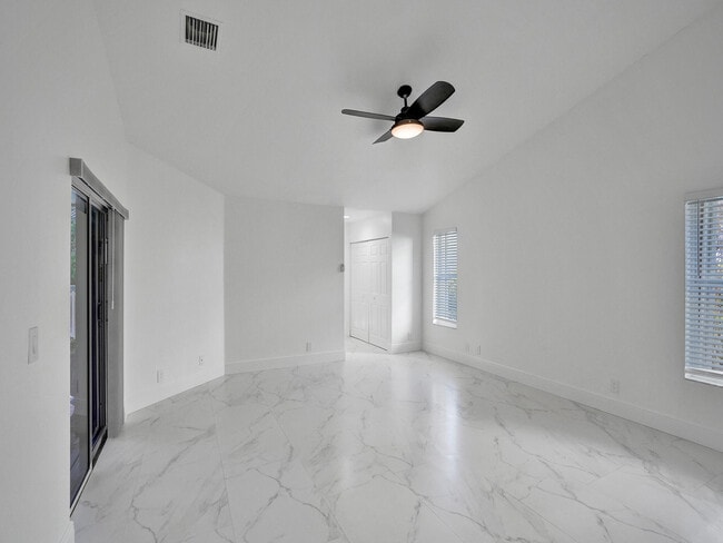 Building Photo - 762 Crescent Way