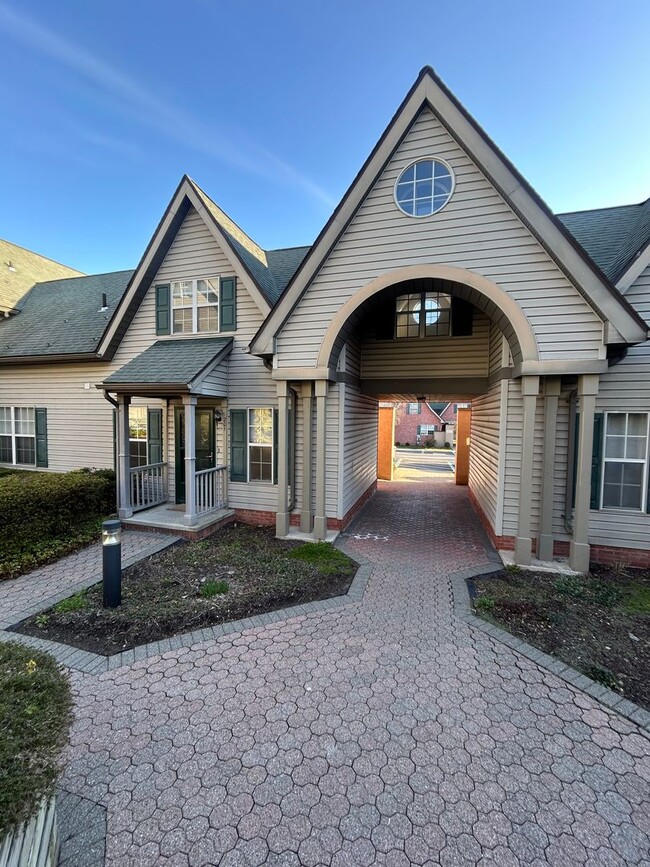 Building Photo - Delightful Town House Three-bedroom, Two-bathroom with a Large Bonus Room in East Stroudsburg