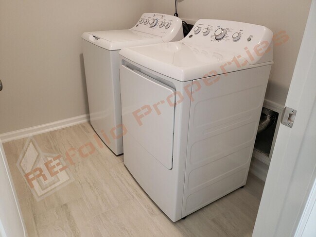 Building Photo - Brand New 3 BR 1-Car Garage Townhome in Do...