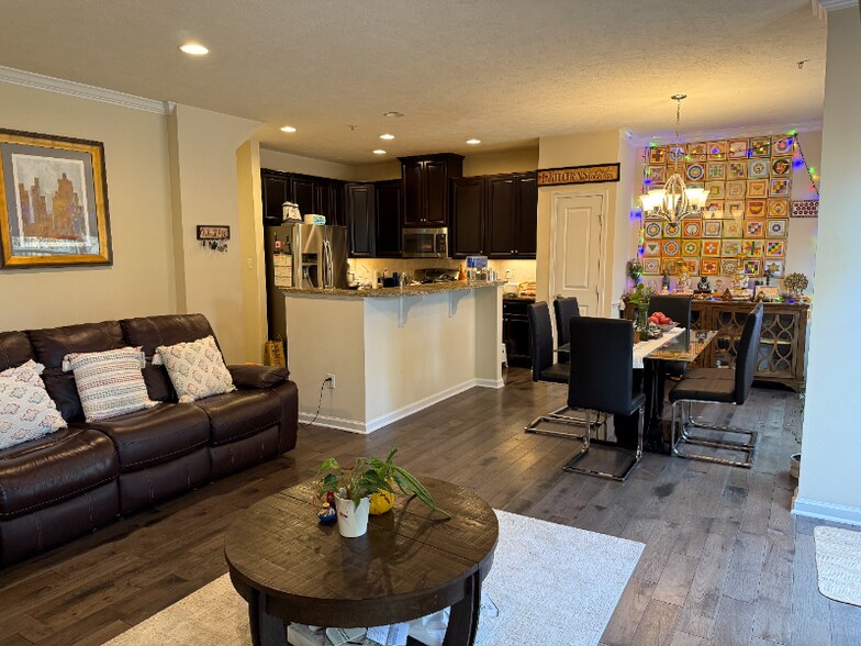 Building Photo - 624 Edison Dr