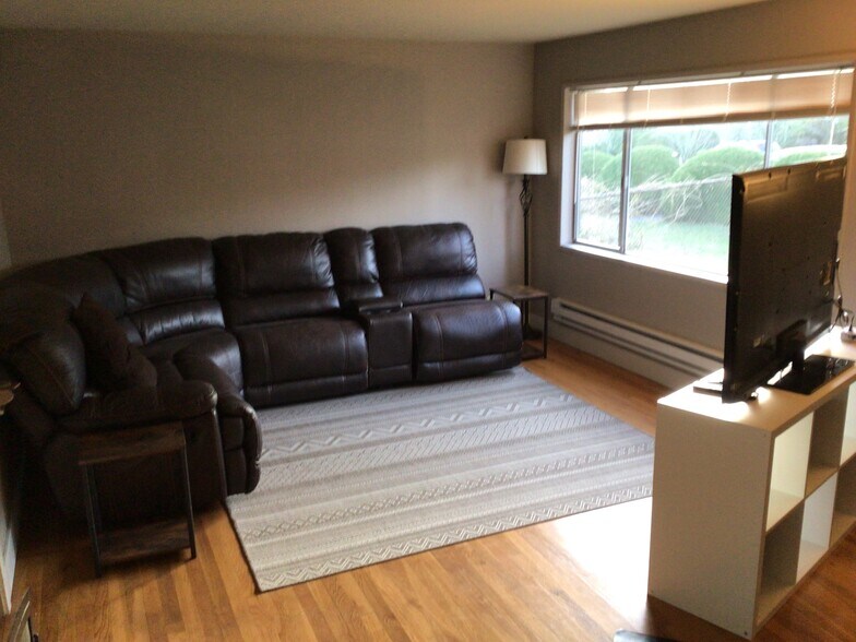 Upstairs living room - 4008 37th Ave SW