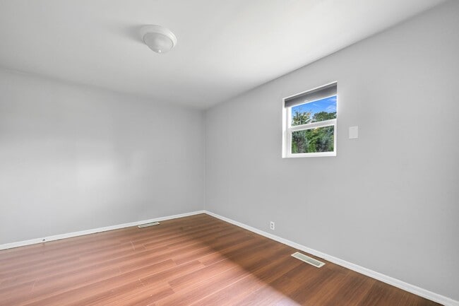 Building Photo - 2 Bedroom, 1 Bathroom Available!