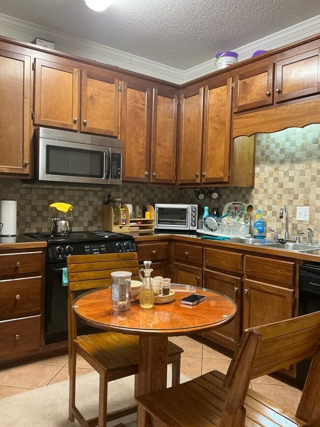 Building Photo - 1 Bedroom/2 .5 Bath Condo located in River...