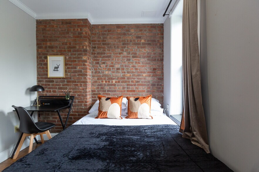 Building Photo - 689 10th Ave