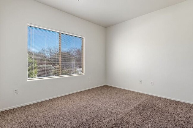 Building Photo - House For Rent