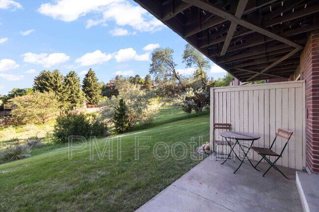 Building Photo - 206 S Holman Way