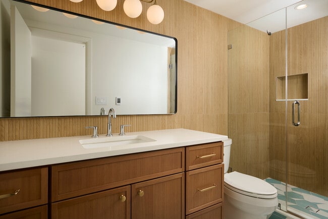 Building Photo - 1320 N La Salle Dr