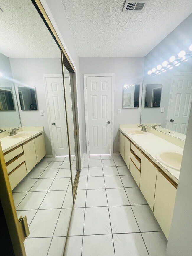 Building Photo - HIDDEN CREEK CONDO-1613 Little River Dr Or...
