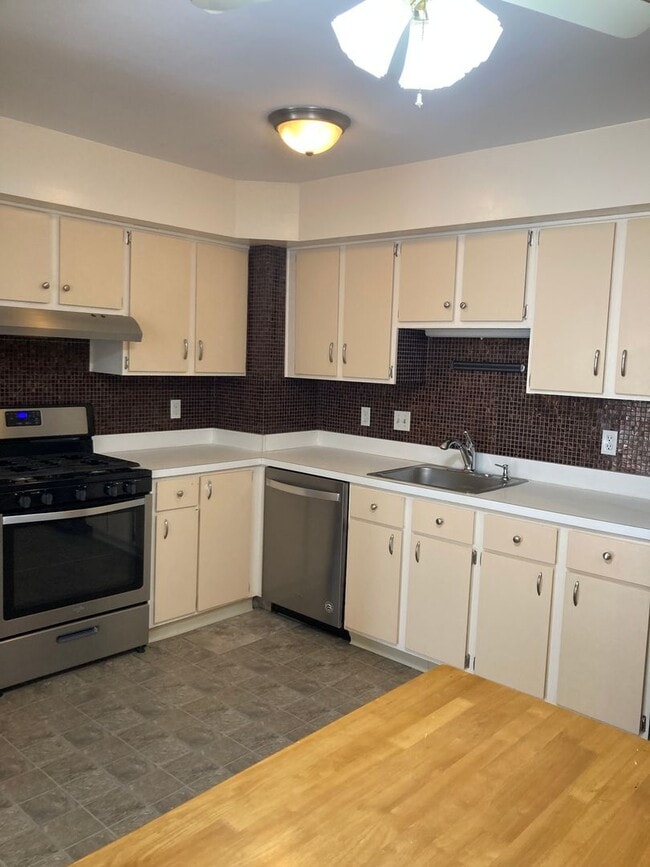 Building Photo - Spacious 3 Bedrooms 4 Bath  Condo with 2 C...