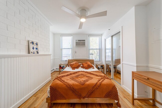 Building Photo - 466 Monmouth St