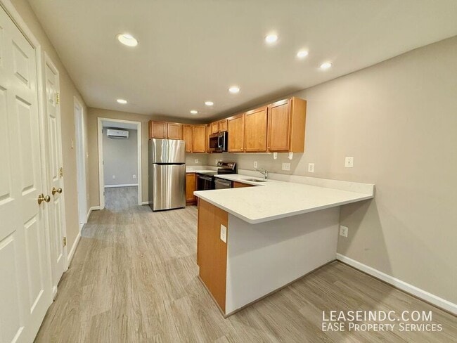 Building Photo - 152 R St NE