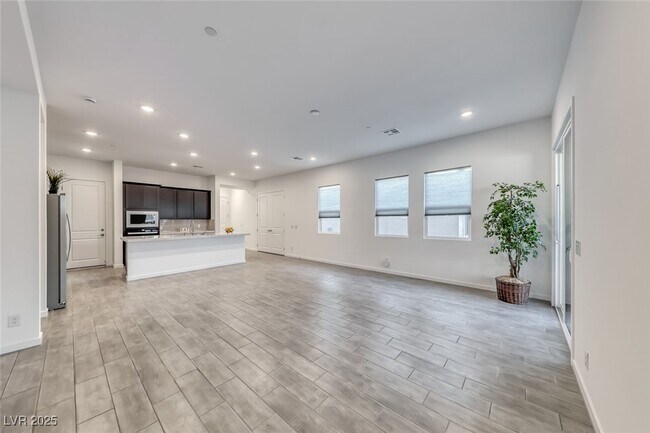 Building Photo - 102 Ibiza Lk Dr
