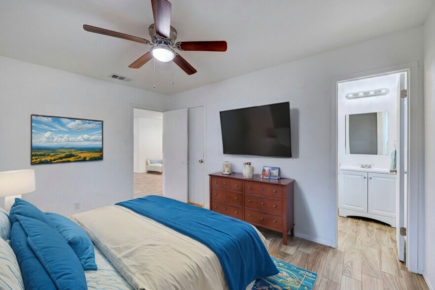 Building Photo - 703 Country Aire Dr