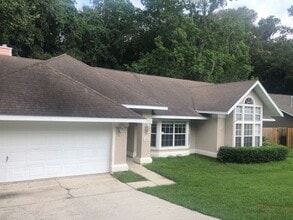 Building Photo - 4 Bedroom/2 Bath located in Broadmoor