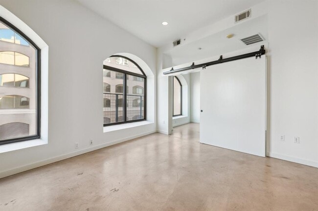 Building Photo - 507 Sabine St