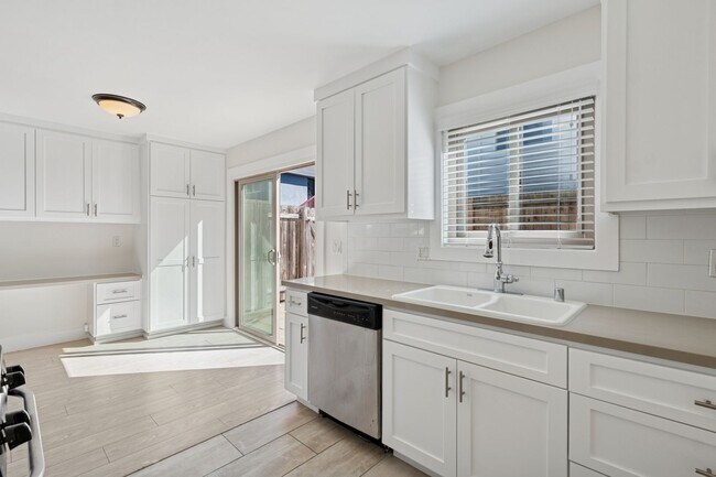 Building Photo - 2048 Garden Ln